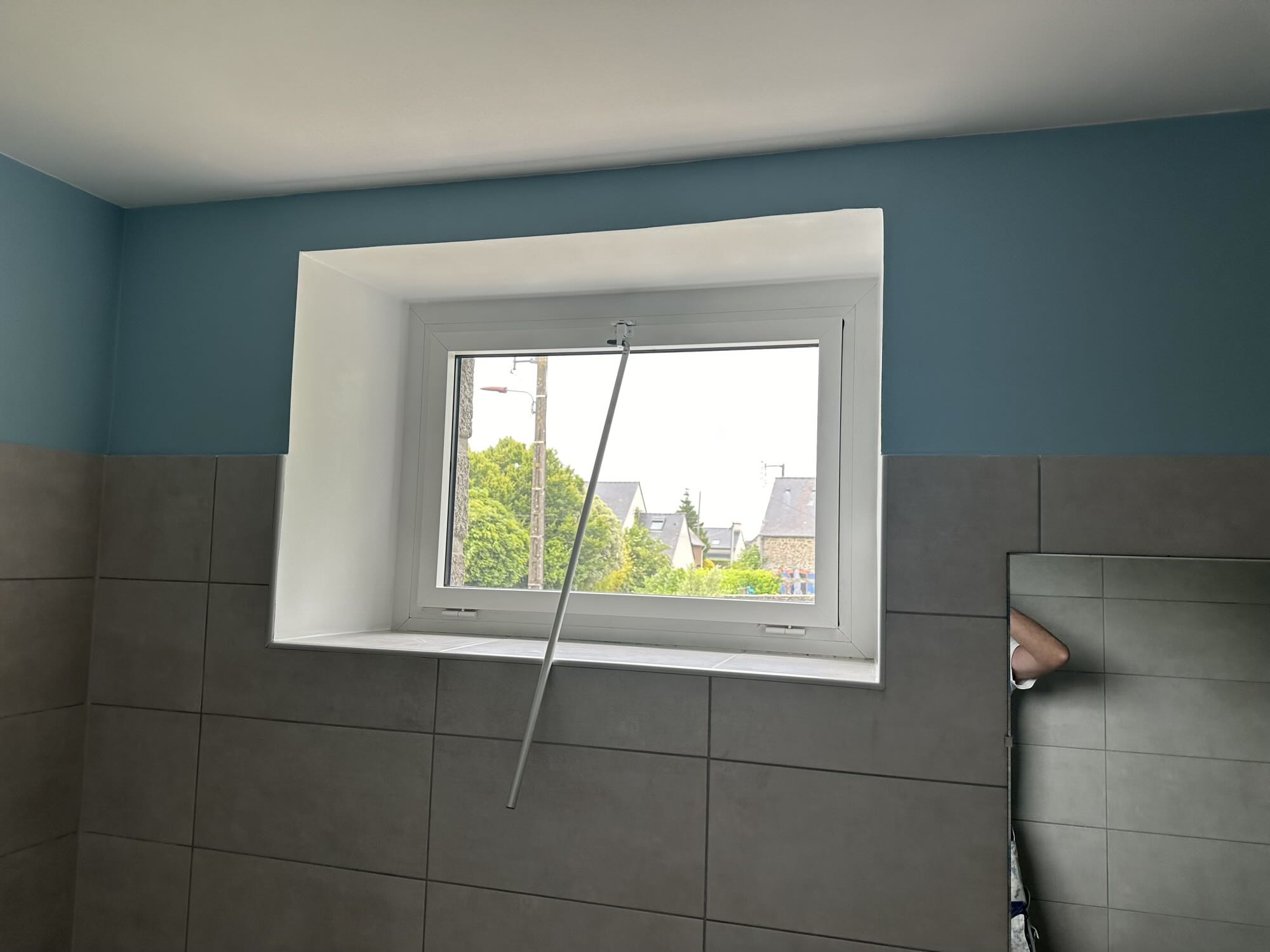 Chantier sur la commune de Plouer sur rance (22490).
Préparation des supports murs et plafond et mise en peinture des chambres, cuisine, pièce de vie etc… couleurs choisies par les propriétaires.