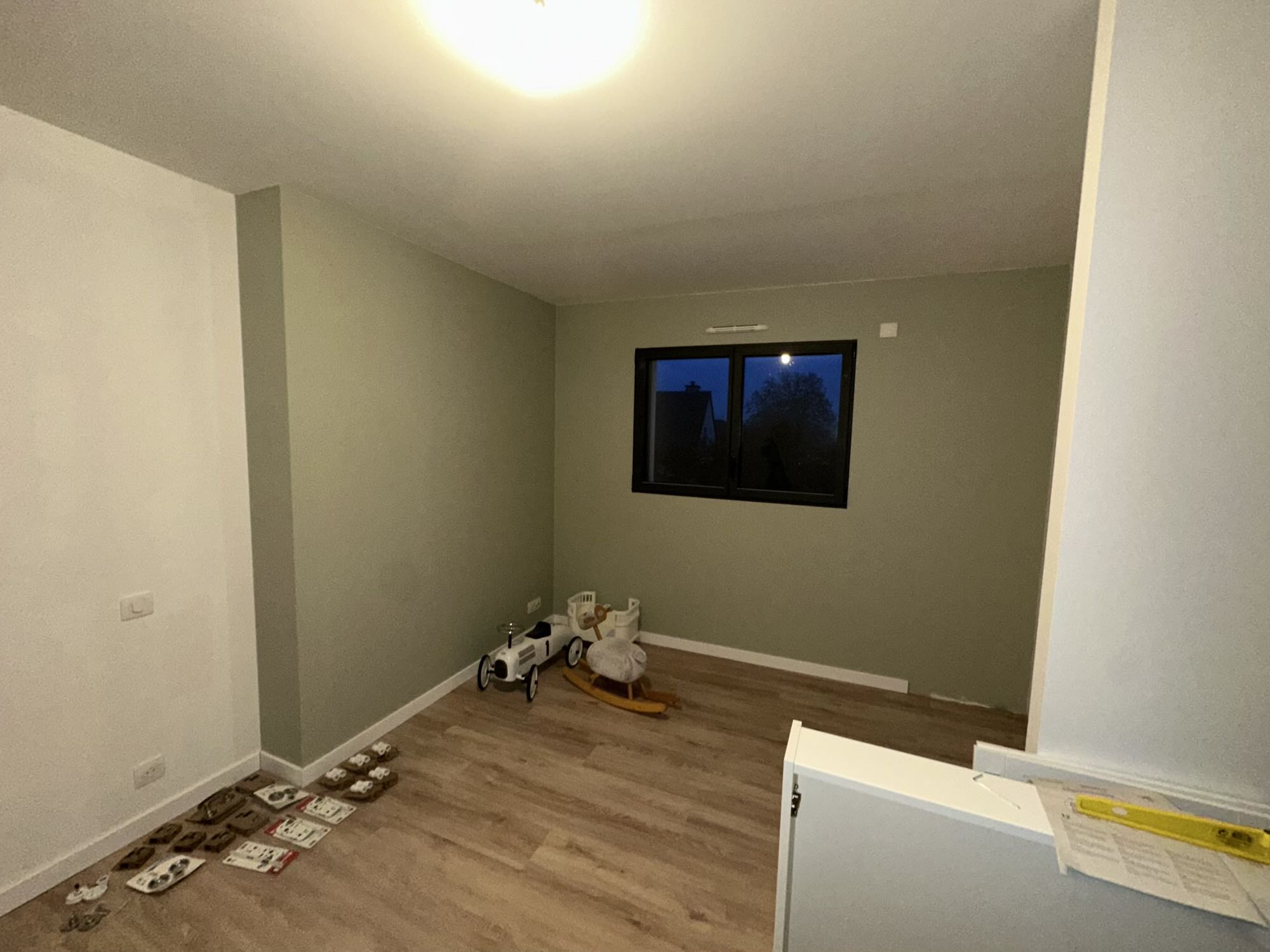 Chantier sur la commune de Plouer sur rance (22490).
Préparation des supports murs et plafond et mise en peinture des chambres, cuisine, pièce de vie etc… couleurs choisies par les propriétaires.